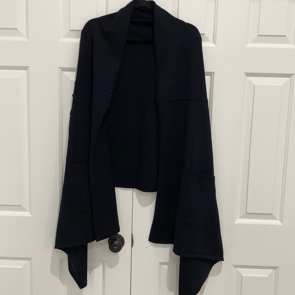 Lululemon live freely wrap one size with pockets